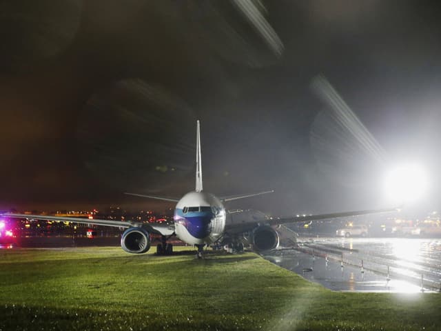 Zu sehen ist das Flugzeug von Mike Pence von vorne. 