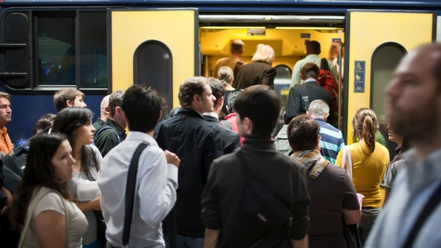 Pendler steigen an der Hauptbahnhof Zürich in die S-Bahn ein.