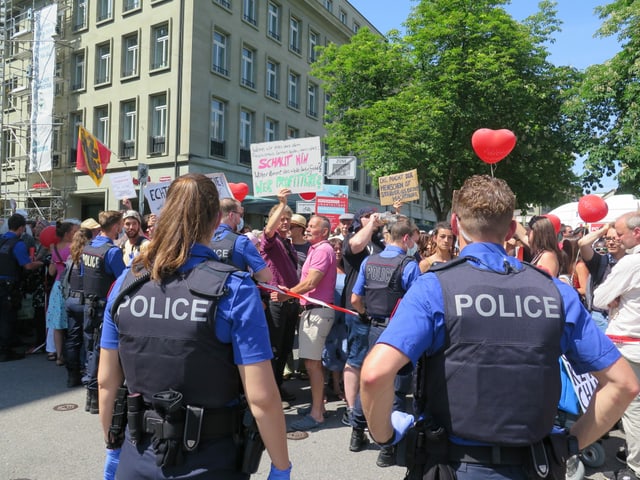 Zwei Polizisten vor dem Demonstrierenden.