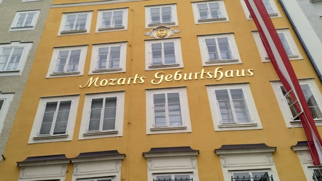 Hausfassade mit Aufschrift «Mozarts Geburtshaus»