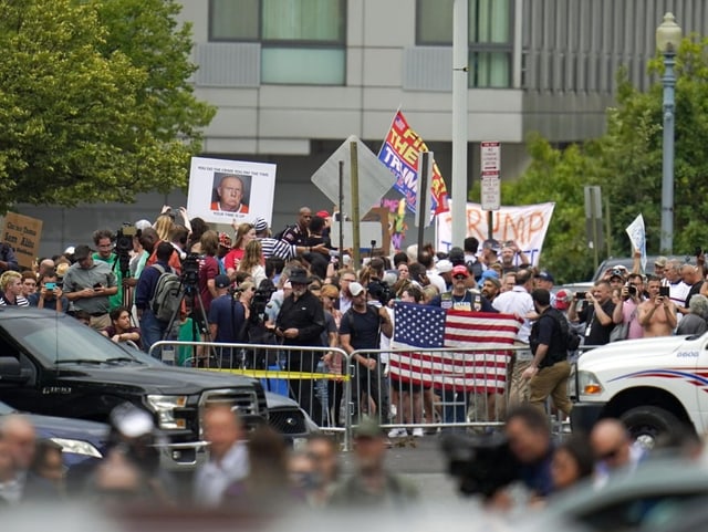 Die Schaulustigen beobachten das Eintreffen der Limousine von Donald Trump vor dem Gerichtsgebäude.