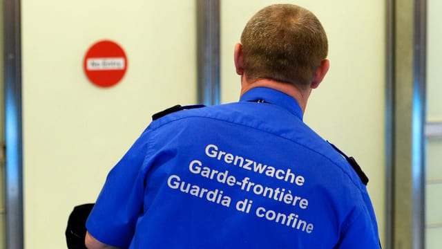 Ein Beamter der Schweizer Grenzwache auf dem Flughafen Zürich.