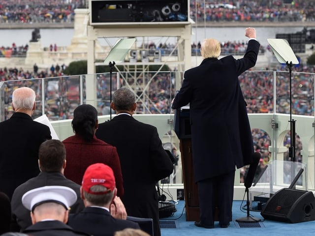 Trump bei seiner Antrittsrede, dahinter Barack Obama und Joe Biden.