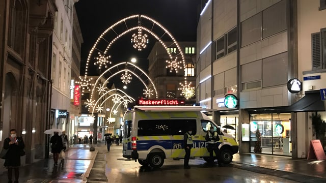 Polizei-Auto mit Aufforderung, Maske zu tragen. 