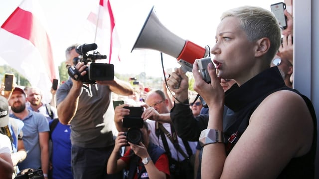 Maria Kolesnikova spricht in eine Megaphon