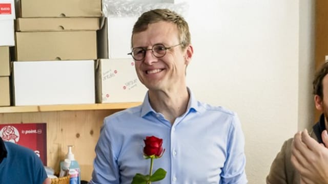 Frédéric Mairy im Porträt mit Rose.