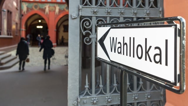 Schild Wahllokal vor dem Rathaus in Basel.