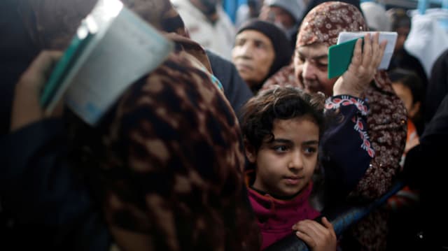 Palästinensische Flüchtlinge an einem Essensverteilzentrum in Gaza Stadt (Januar 2018)