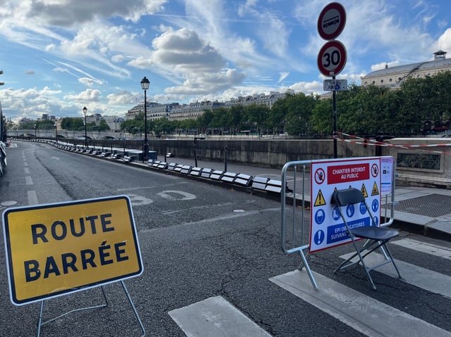 Gesperrte Strasse in Paris.