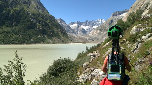 Mann, der eine Google-Street-View-Kamera am Rücken trägt.