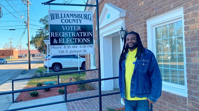 Ein schwarzer Mann vor dem Wahlbüro in Kingstree