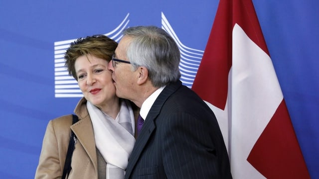 Juncker kisses Sommaruga on the cheek