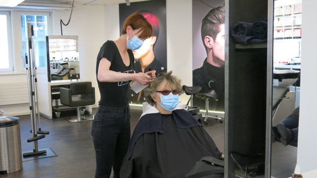 Coiffeuse und Kundin mit Mundschutz