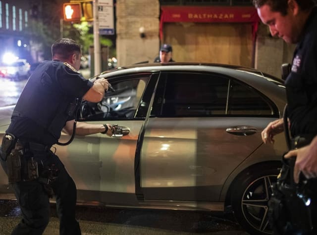 Polizeikontrolle mit der Waffe im Anschlag