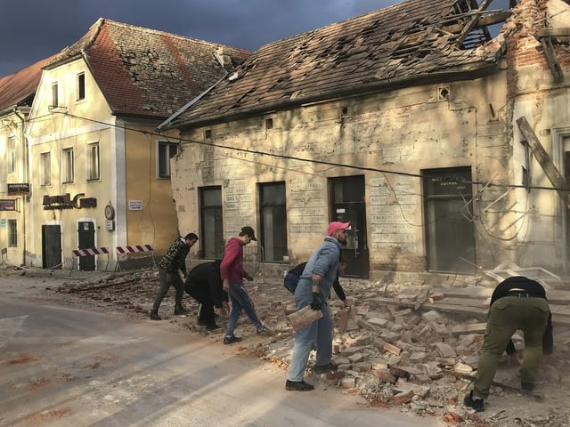 Helpers are cleaning the streets of Petrinja.