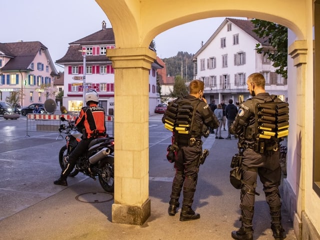 Polizisten am Rande einer Demo