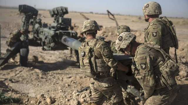 US-Soldaten manövrieren eine Haubitze M-777.