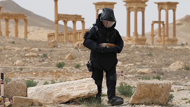 Das Beispiel Palmyra: Ein russischer Soldat räumt die altrömischen Stadt nach der Befreiung vom IS von Minen.