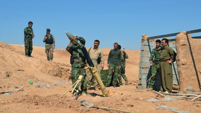 Kurdische Kämpfer bei der Vorbereitung einer Attacke gegen IS-Kämpfer