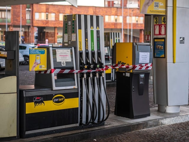 Eine Tankstelle ist mit Absperrband versehen.