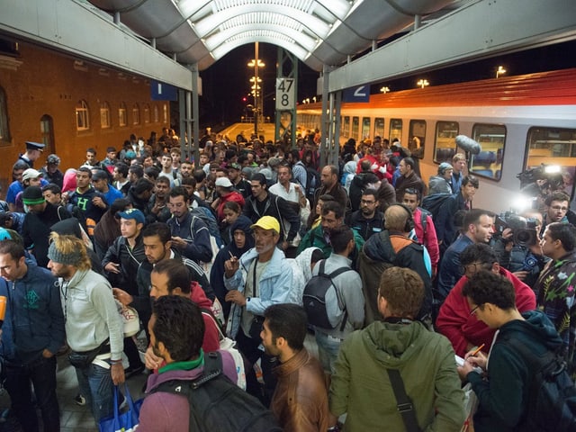 Flüchtlingsstrom am Bahnhof im deutschen Saalfeld. 