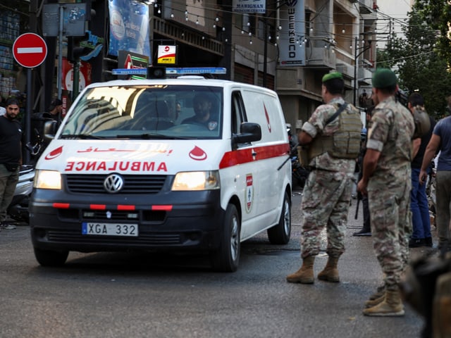 Soldaten vor einem Spital in Beirut, in das Verletzte eingeliefert worden sind.