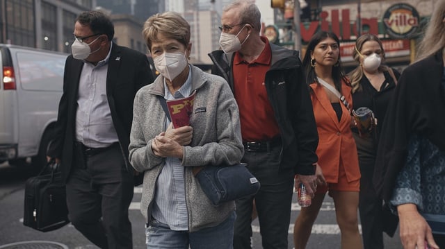 Passanten mit Masken in Manhattan