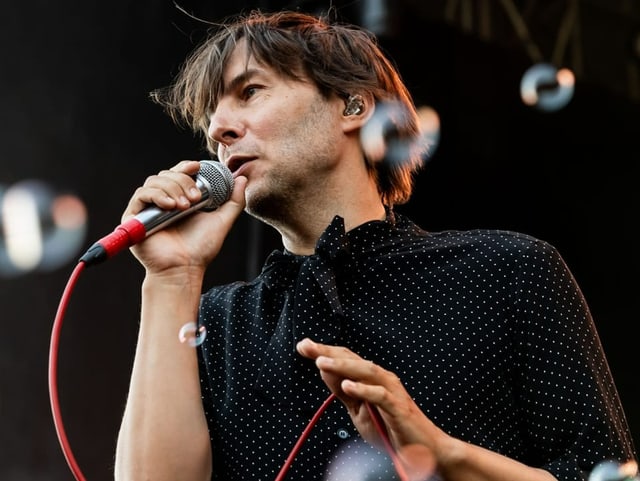 Thomas Mars, der Sänger der Band Phoenix in einer Nahaufnahme auf der Bühne