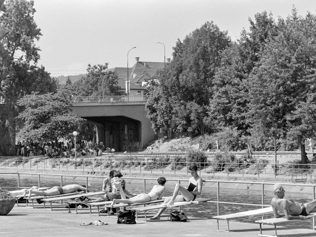 Badegäste auf der einen, Dealer und Drogensüchtige auf der anderen Seite der Limmat.