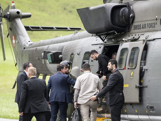 Wolodimir Selenski steigt aus einem Super Puma der Schweizer Armee aus.