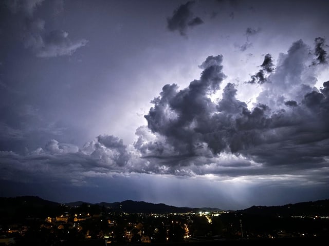 Graue Gewitterwolke, hell erleuchtet