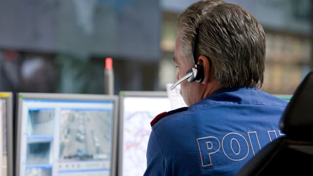 Polizist vor Computerbildschirm