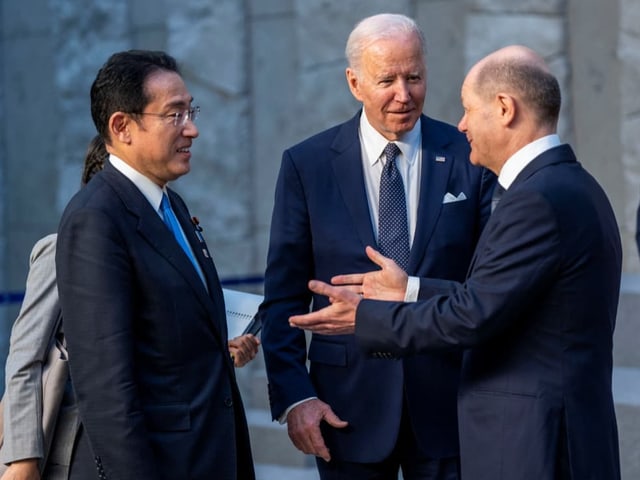 US-Präsident Joe Biden (Mitte) spricht mit dem deutschen Bundeskanzler Olaf Scholz.