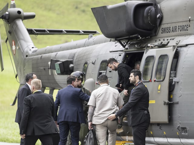 Wolodimir Selenski steigt aus einem Super Puma aus.