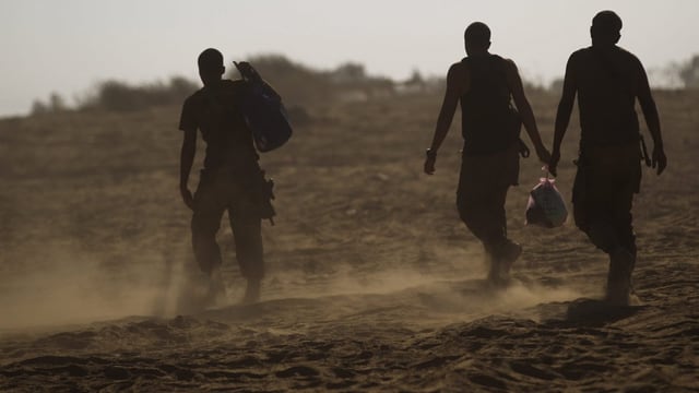 Die Silhouetten von drei israelischen Soldaten