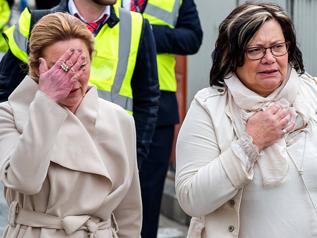 Frauen zeigen Betroffenheit.