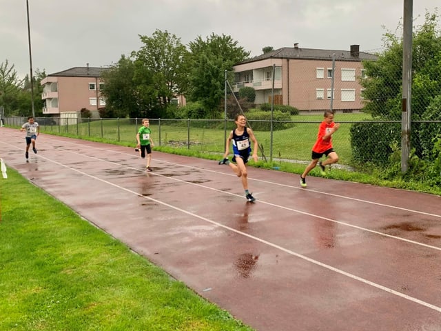 Kinder rennen einen 60 Meter Lauf