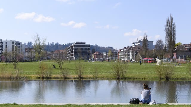 Naherholungsgebiet, im Hintergrund Wohnsiedlung