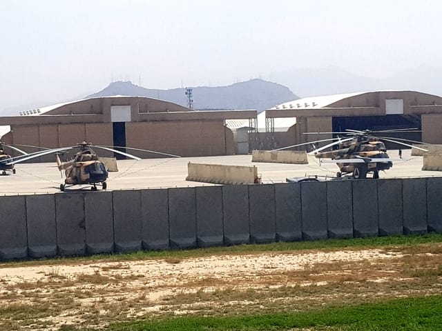 Kampfhubscharuber am Flughafen von Kabul.