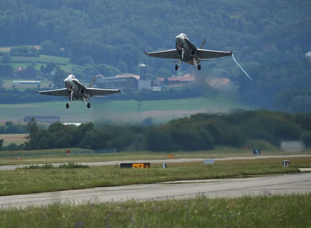 Two F / A-18 take off