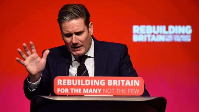 Brexit-Schattenminister Keir Starmer am Rednerpult.