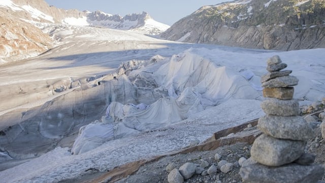 Abgedecktes Eis am Ende des Rhonegletschers im Wallis