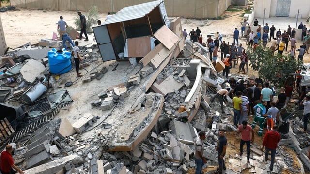 Zerstörung Im Gazastreifen - Satellitenbilder Zeigen Verwüstung Ganzer ...