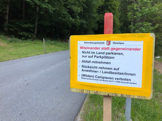 Schild mit Appell an Wildcamper: "Miteinander statt gegeneinander"