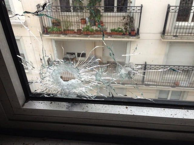 Einschussloch in einem Fenster