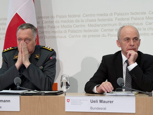 Andre Blattmann und Ueli Maurer an einer Pressekonferenz