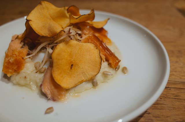 Der Koch der Jazzkantine Luzern zaubert aus Topinambur ein Püree, Chips und einen Salat.