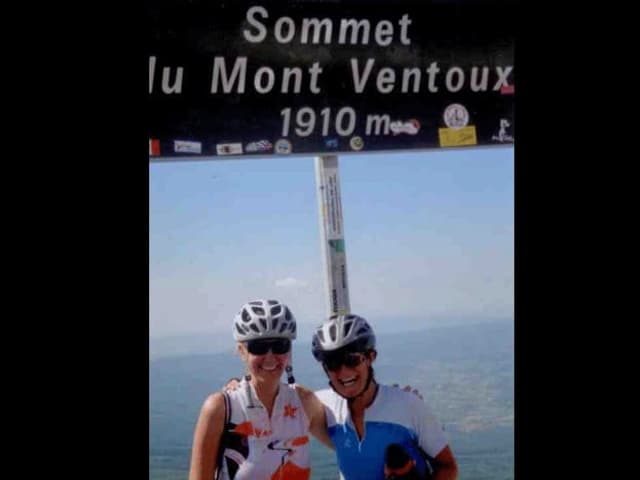 Riccarda Trepp und Barbara Colpi vor dem Schild «Sommet du Mont Ventoux» auf 1910 Metern über Meer.