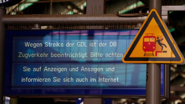 Hinweistafel mit Informationen für Zugreisende.