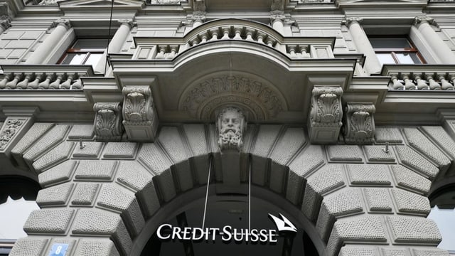 Das Gebäude der Credit Suisse am Zürcher Paradenplatz von aussen. Wie aus Stein gemeisselt.